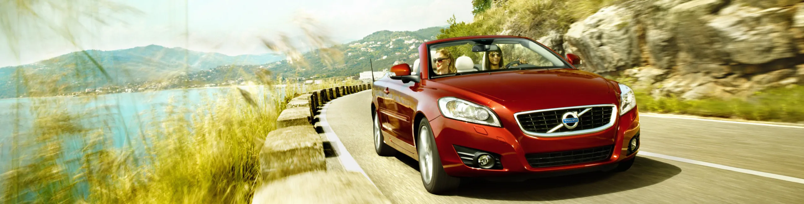 Bil kör längst med kusten