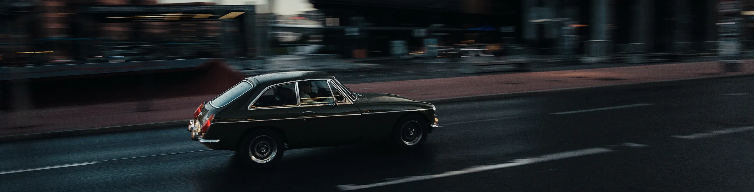 svart vintagebil på vägen