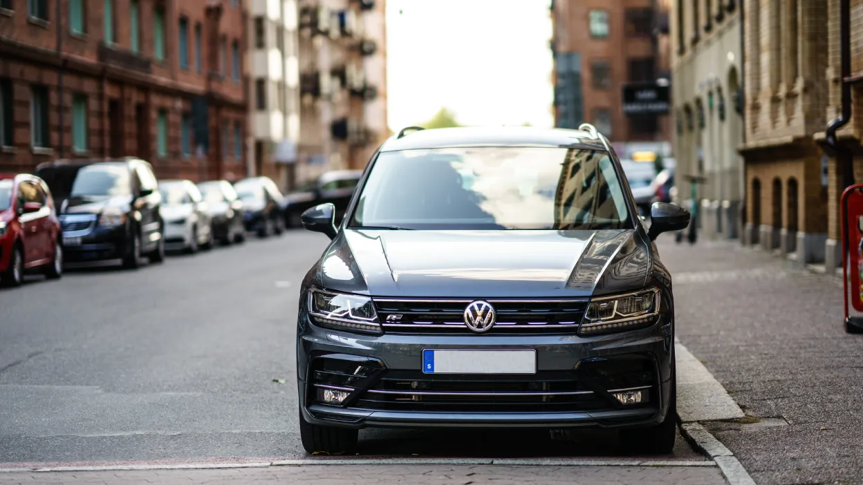 volkswagen bil parkerad på gata
